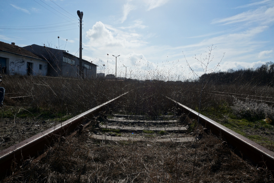 Възможностите за изграждане на нов железопътен граничен преход между България и Турция по линията Ямбол - Лесово - турска граница ще обсъди днес министърът...