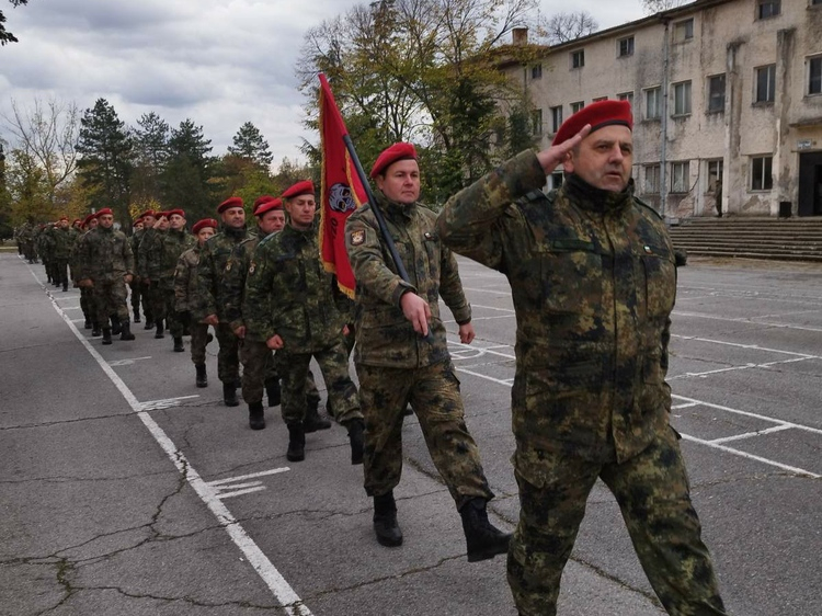 Обявени са 24 вакантни места за военнослужещи в поделения от състава на Сухопътни войски в Ямболския гарнизон край село Кабиле.  Документи се подават до...