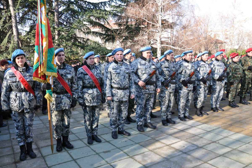 Със заповед на командира на Сухопътните войски са обявени 225 вакантни войнишки длъжности за приемане на военна служба на лица, завършили граждански средни...
