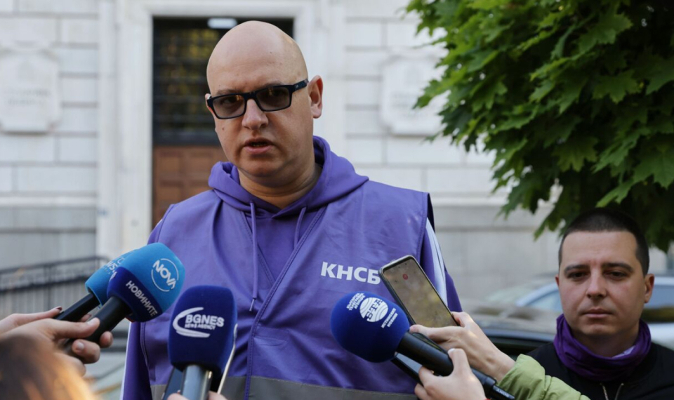 Служителите на градския транспорт в София излизат в безсрочна стачка. Това обявиха от КНСБ след среща с местната власт в понеделник.
„Три часа водихме...