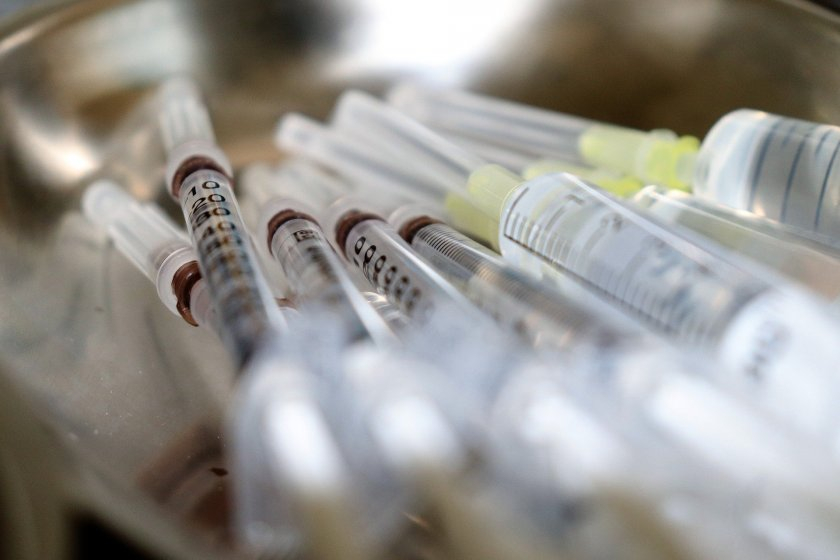 В Регионалната здравна инспекция в Ямбол днес се очаква да бъдат доставени ваксините за реимунизация на първите 100 медици, имунизирани в края на миналата...