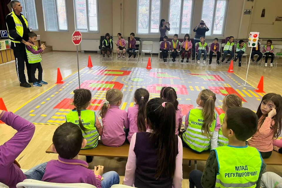 Сектор „Пътна полиция” – Сливен продължава своите обучителни беседи по безопасност на движението в училища и детски градини в глад Сливен и областта. Вчера...