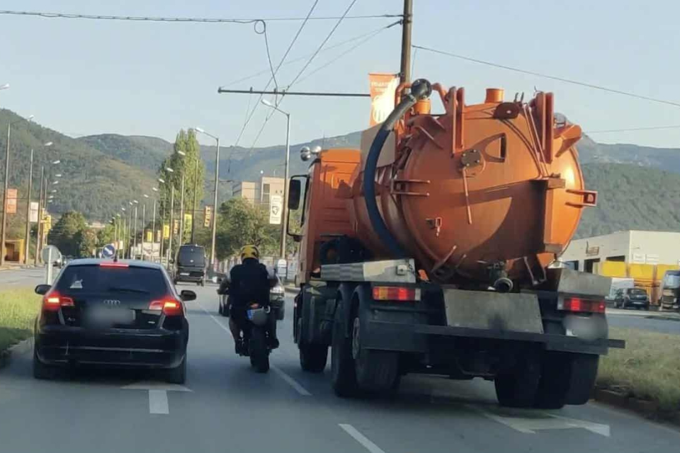 Полицията в Сливен завишава контролът над водачите на двуколесни превозни средства. Днес на бул. „Стефан Караджа” полицейски екип е установил водач на...