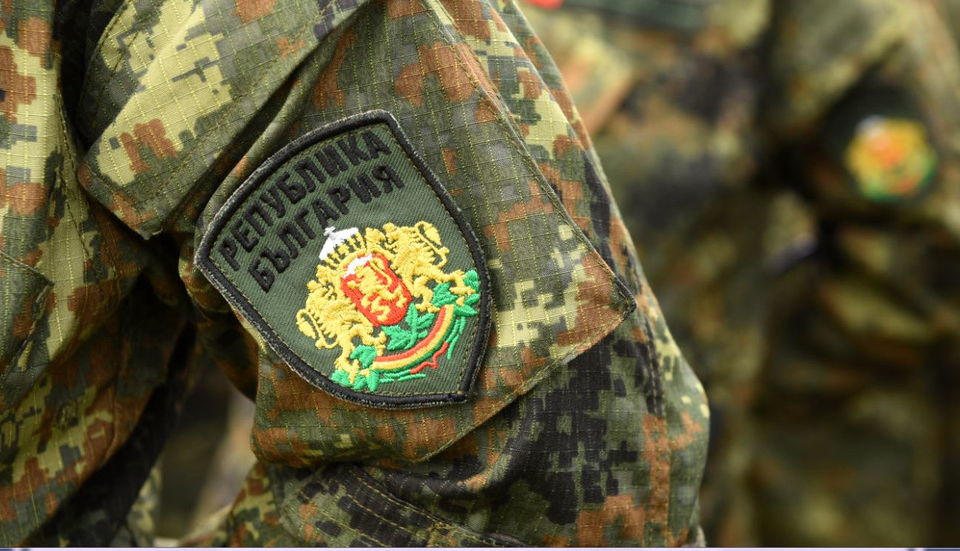 Всеки български гражданин до 40 г., по негово желание и при условие, че отговаря на изискванията на закона, може да служи във Въоръжените сили за срок...