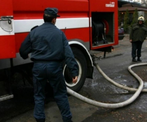 Огнеборци потушиха пожари в частни домове в Сливен и село Пъдарево