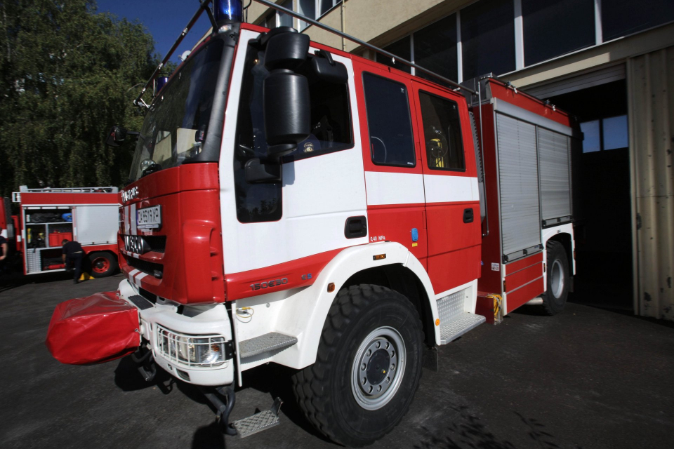 Пожарникари от Твърдица и Сливен са спасили 100 дека лозя и 100 декара овощна градина с праскови. На 25 юли, в 11,53, е получен сигнал за пожар в лозов...