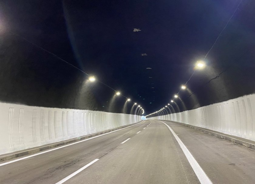 Тази нощ от полунощ до 6.00 ч. сутринта на 2 ноември за почистване ще се ограничи движението в тръбата за София на тунел "Траянови врата" на магистрала...