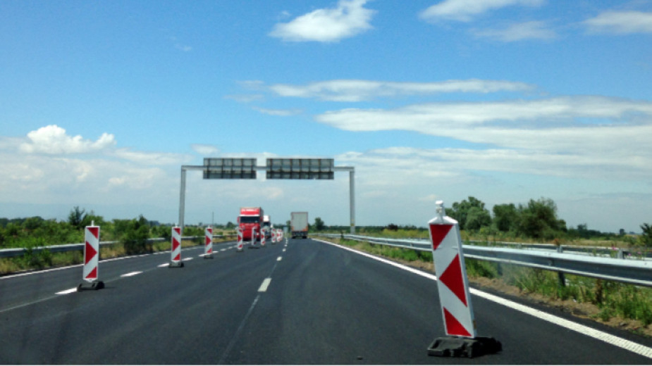 Ограничава се движението в посока Бургас по аварийната и активната лента на магистрала "Тракия" от 260-и км, в района на град Кермен, до 273-и км, в района...
