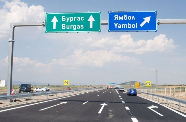 Движението в ямболския участък на магистралата от Кабиле до Маленово (от км 281+067 до км 308+107) в посока Бургас, се осъществява поетапно в една лента...
