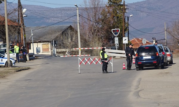 На входа на ромския кв. "Изток" в Кюстендил ще има КПП заради въведените засилени противоепидемиологични и карантинни мерки. 
Контролният пункт започва...