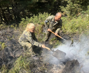 Около 100 души гасят пожара под Черни връх в Рила