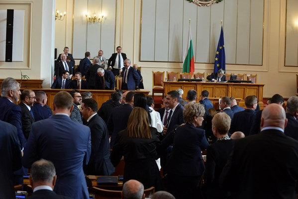 След 4 часа дебати Народното събрание реши България да предостави военна помощ на Украйна, съобщава БНТ. Служебното правителство трябва да внесе решение...