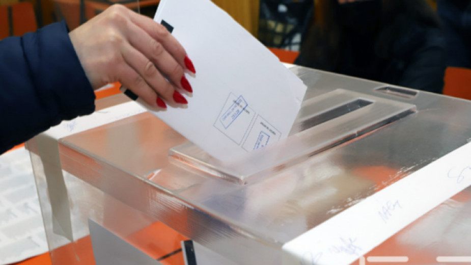 Ако има избори преди местните - предсрочни парламентарни, на тях ще се гласува смесено - с  хартия или с машини, на местните, ако се приемат следващите...
