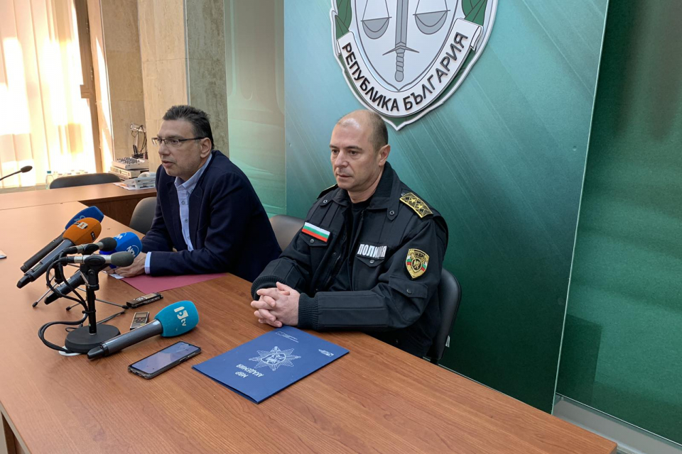 Окръжна прокуратура-Бургас привлече към наказателна отговорност и задържа за срок до 72 часа двама молдовски граждани. В.С. и В.О. са обвинени за това,...