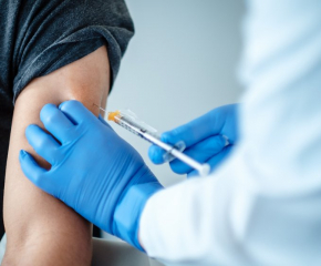 Опашки от чакащи за ваксина и бум на третите дози отбелязват в Ямбол