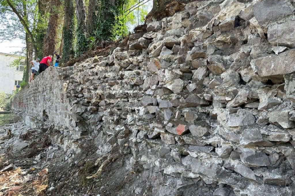 Опасна и самонастанила се растителност ще бъде премахната от средновековната крепост в Ямбол. Растителността се е развила през годините, в които крепостната...