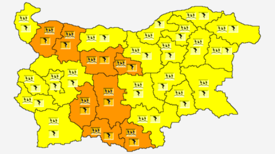 Оранжев код за обилни валежи е обявен за събота, 11 юни за областите Монтана, Враца, Ловеч, Габрово, Пловдив, Пазарджик, Смолян и Кърджали, сочи справка...