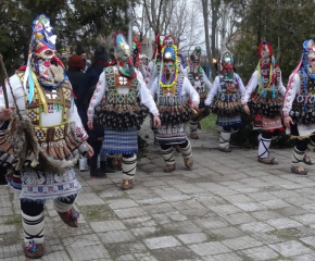 Осем кукерски групи от Тунджанско участват на Международния маскараден фестивал „Сурва“ в Перник