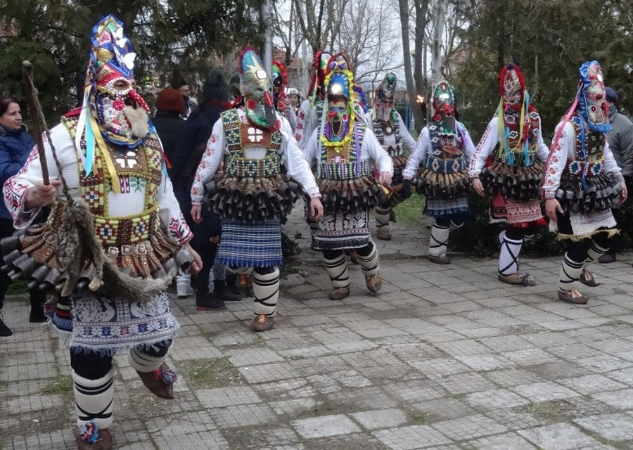 Осем кукерски групи от тунджанските села ще участват на Международния маскараден фестивал „Сурва“ в Перник, който се провежда от 27 до  29 януари. Това...