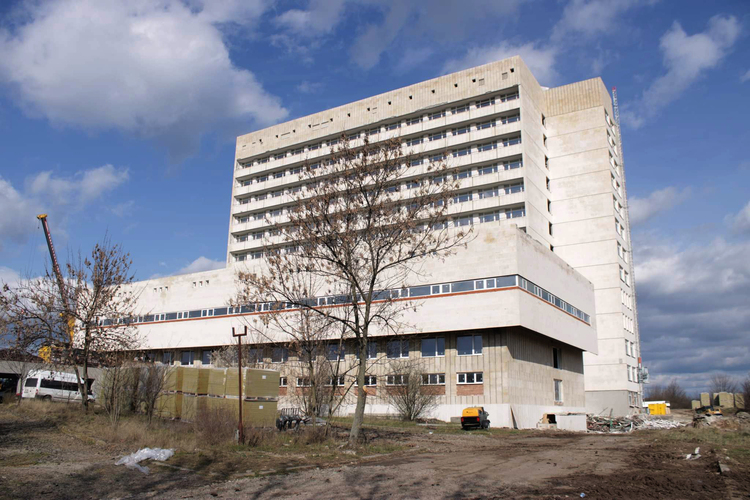 Още 3,8 млн. лева са отпуснати с Постановление на Министерския съвет за доизграждането на новата болница в Ямбол, съобщиха на брифинг областният управител...