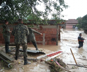Още 400 военни и техника се включват в разчистването след наводненията