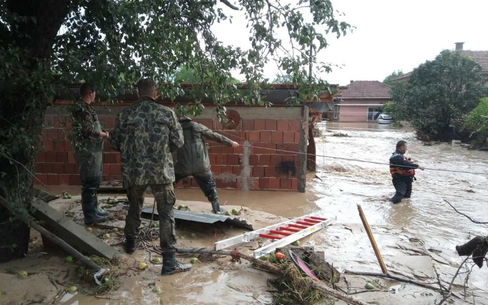 Очаква се днес в най-пострадалите от наводненията села Каравелово, Богдан и Слатина държавата да изпрати допълнителна техника и военен персонал, които...