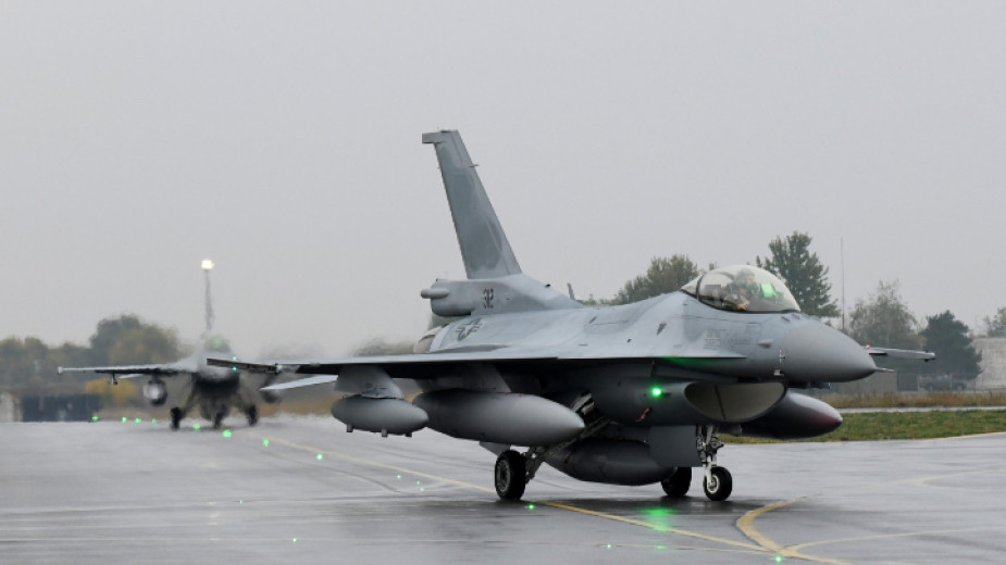 Още два български самолета F-16 Block 70 кацнаха в Трета авиационна база в Граф Игнатиево, съобщиха от пресслужбата на Министерството на отбраната.
Самолетите...