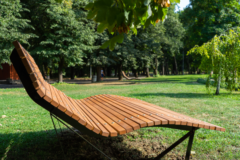 В Градски парк - Ямбол вече са разположени нови две скамейки от изключително издържлива тикова дървесина в близост до големия розариум. Припомняме, че...