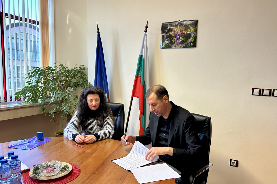 Кметът на Ямбол Валентин Ревански и главният счетоводител Диана Тодорова подписаха документите, с които се ще извърши финалното разплащане за ремонта на...
