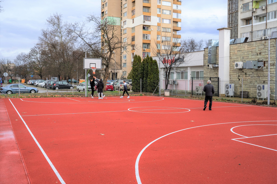 
Още една спортна площадка за баскетбол е изградена в комплекс "Златен рог", между блок 1 и 2, в Ямбол.


Тартановата настилка на площадката е дарение...