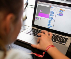 Осигуряват компютри за деца в социални заведения в Ямбол
