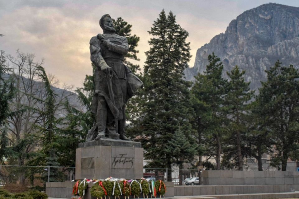 Отбелязваме 174 години от рождението на Христо Ботев. В Калофер, родния град на големия български поет и революционер, ще се състои митинг-поклонение....