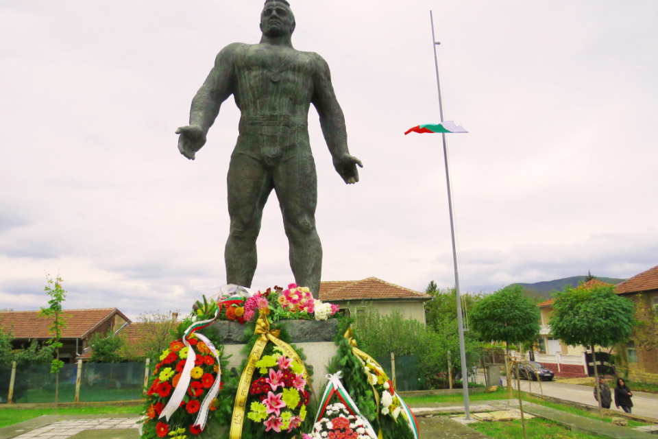 Днес в севлиевското село Сенник жители и гости честват 130 години от рождението на легендарния български борец и дарител Дончо Денев, известен с псевдонима...