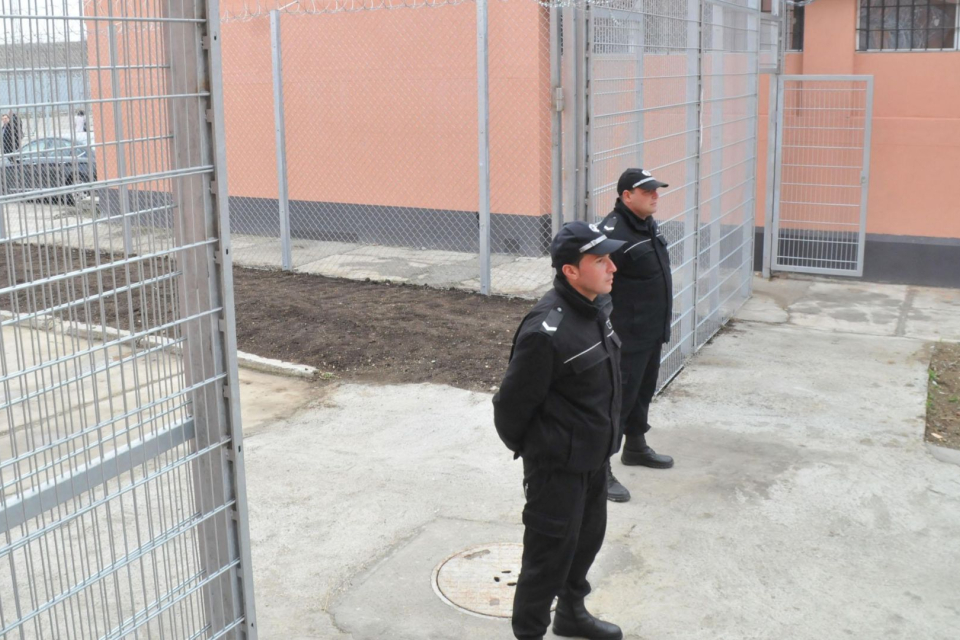 Бургаският апелативен съд отхвърли искането на осъден за убийство на съселянин да бъде освободен предсрочно от затвора. Дечо Д. излежава 11-годишна присъда...