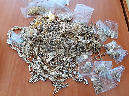 Митнически служители на ГКПП "Лесово" откриха близо един килограм контрабандни златни накити при проверка на лек автомобил, съобщиха от митницата в Бургас.Автомобилът...