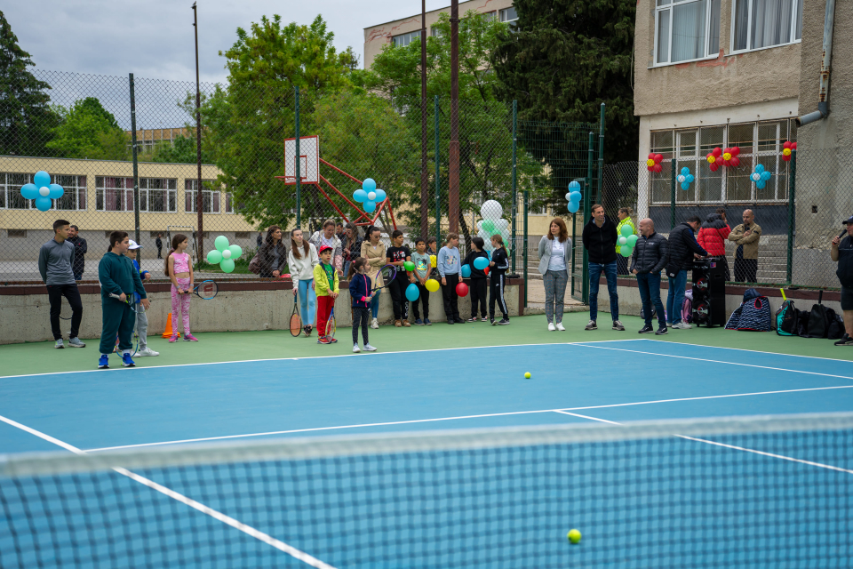 Деца от Tенис клуб „Ямбол 2005“ с треньор Таня Лахтева откриха първия тенис корт със специализирана настилка в двора на ОУ „Любен Каравелов“ в Ямбол. В...