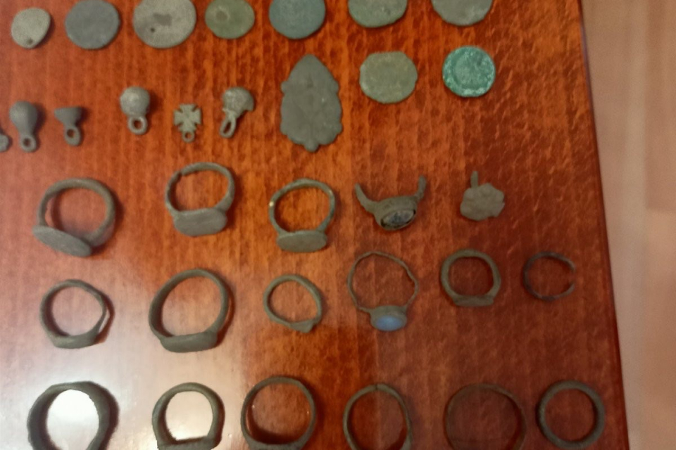 Множество накити, монети и предмети, представляващи културно-исторически ценности, бяха иззети в резултат на действията на служители от сектор „Борба с...