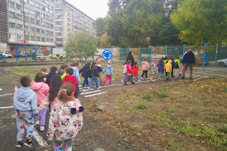 По повод седмицата на безопасно движение по пътищата, доброволци от Българския Червен кръст - Ямбол проведоха открит урок по пътна безопасност на деца...