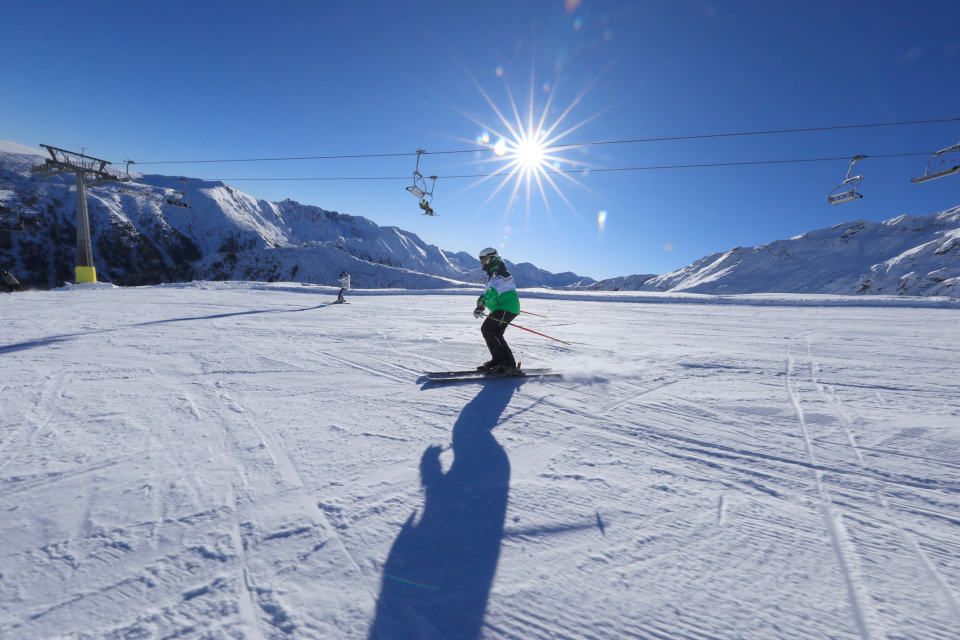 Днес се дава официален старт на ски сезона. Тази година времето е изключително благоприятно за любителите на белите спортове, а бизнесът и туристическия...