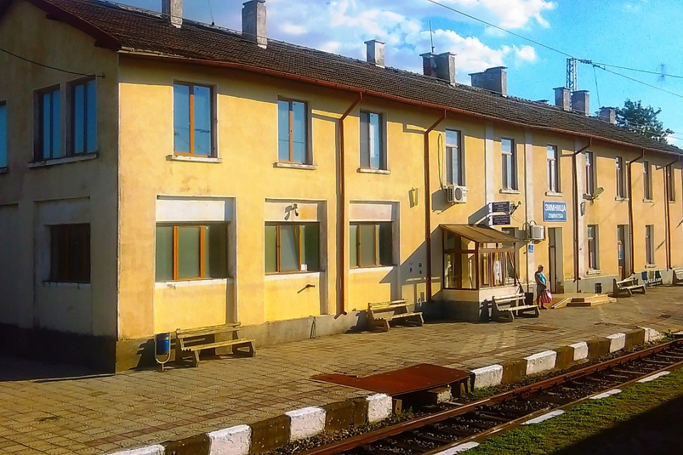 Пътническите влакове от Зимница към Сливен и в обратна посока, както и пътническият влак от Зимница към Карлово днес бяха отменени, поради липса на локомотив,...