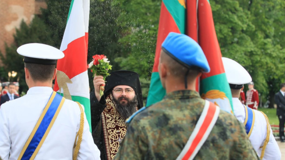 Денят на храбростта и празника на Българската армия – 6 май, ще бъде отбелязан с традиционния водосвет на бойните знамена и знамената светини пред Паметника...