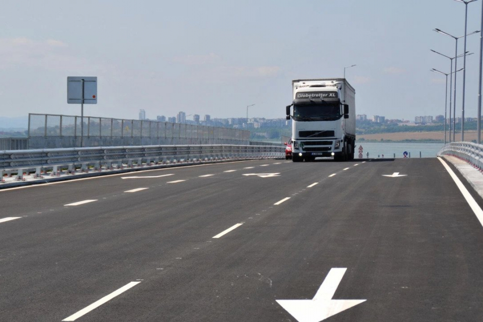 Пътен възел при 261-ви км на автомагистрала „Тракия“ ще осигури пресичането на аутобана с третокласния път III-6601 Кермен – Гълъбинци. Това съобщиха от...