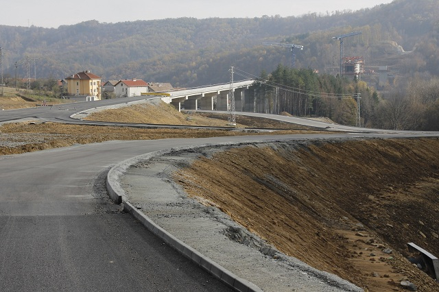 Днес в Агенция „Пътна инфраструктура“ се отварят офертите в тръжната процедура за избор на строител на тунела под Шипка.
Обществената поръчка за проектирне...