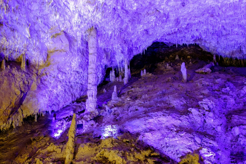 От 10 септември, събота, пещера „Бисерна“ отваря за туристи. Влизането ще става само с предварително записване на телефон 054/800 765 в Дирекцията на Природен...