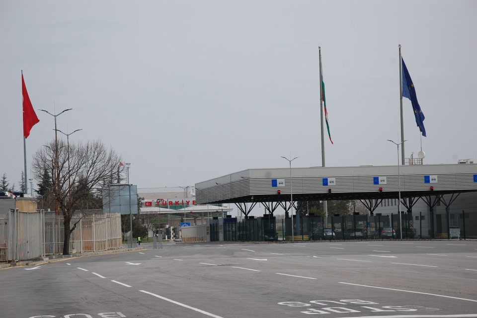 Тази нощ не работеха граничните пунктове на българо-турската граница.
Причината е актуализиране на информационните системи от турска страна.
Преминаването...