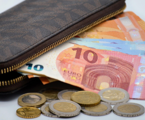 Отвързват минималната от средната заплата