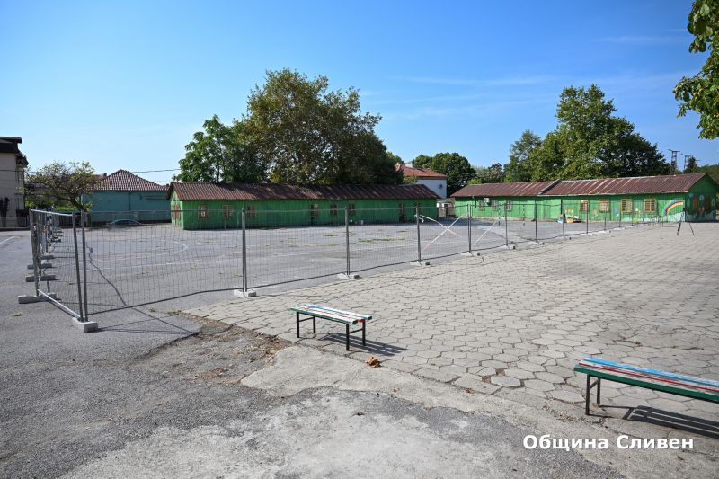 След дълги години ОУ „Димитър Петров“ в Сливен най-сетне ще има физкултурен салон. Днес заместник-кметът Румен Иванов подписа протокола, позволяващ разкриване...