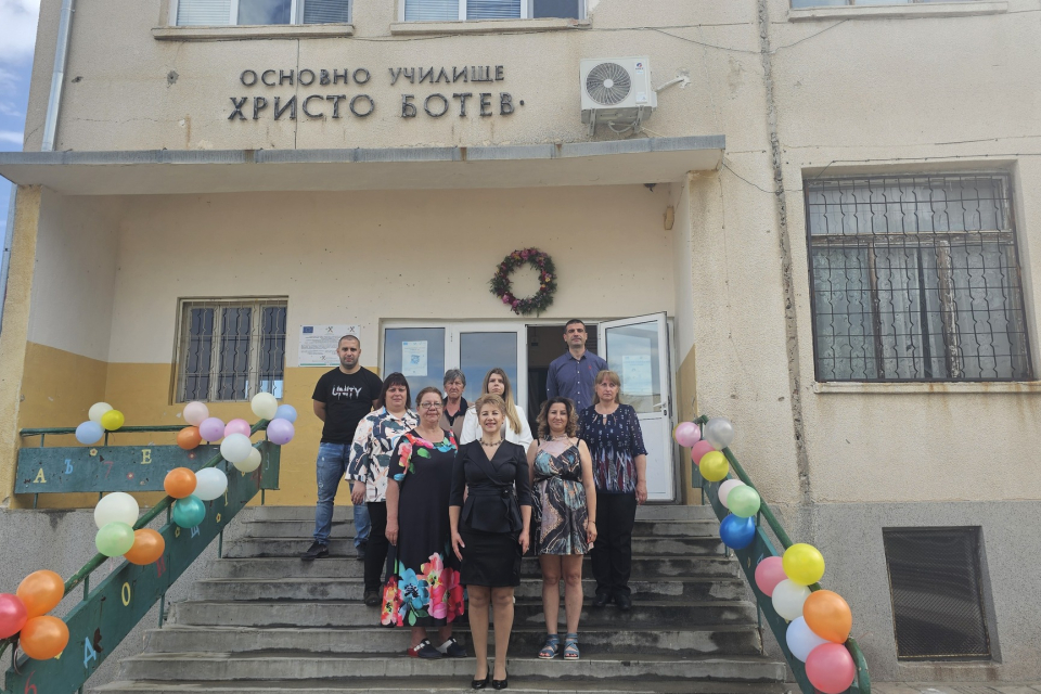 В навечерието на 24-ти май ОУ "Христо Ботев", с. Ботево отбеляза 145-годишнината от създаването си.
Училището получи високо отличие - знак на община "Тунджа"...