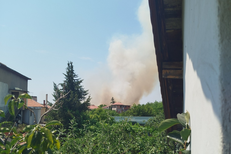 Пожарът в района на сливенския кв. "Речица" е локализиран. Сигналът за производство е получен в 12,37 часа днес, за пожар в сухи треви и овощна градина....