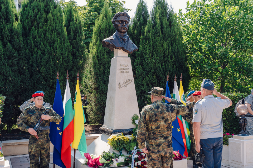 Бюст-паметникът на Васил Левски в Ямбол, чийто автор е скулпторът Любомир Добрев, беше открит днес, на 185-та годишнина от рождението на Апостола, с празнична...